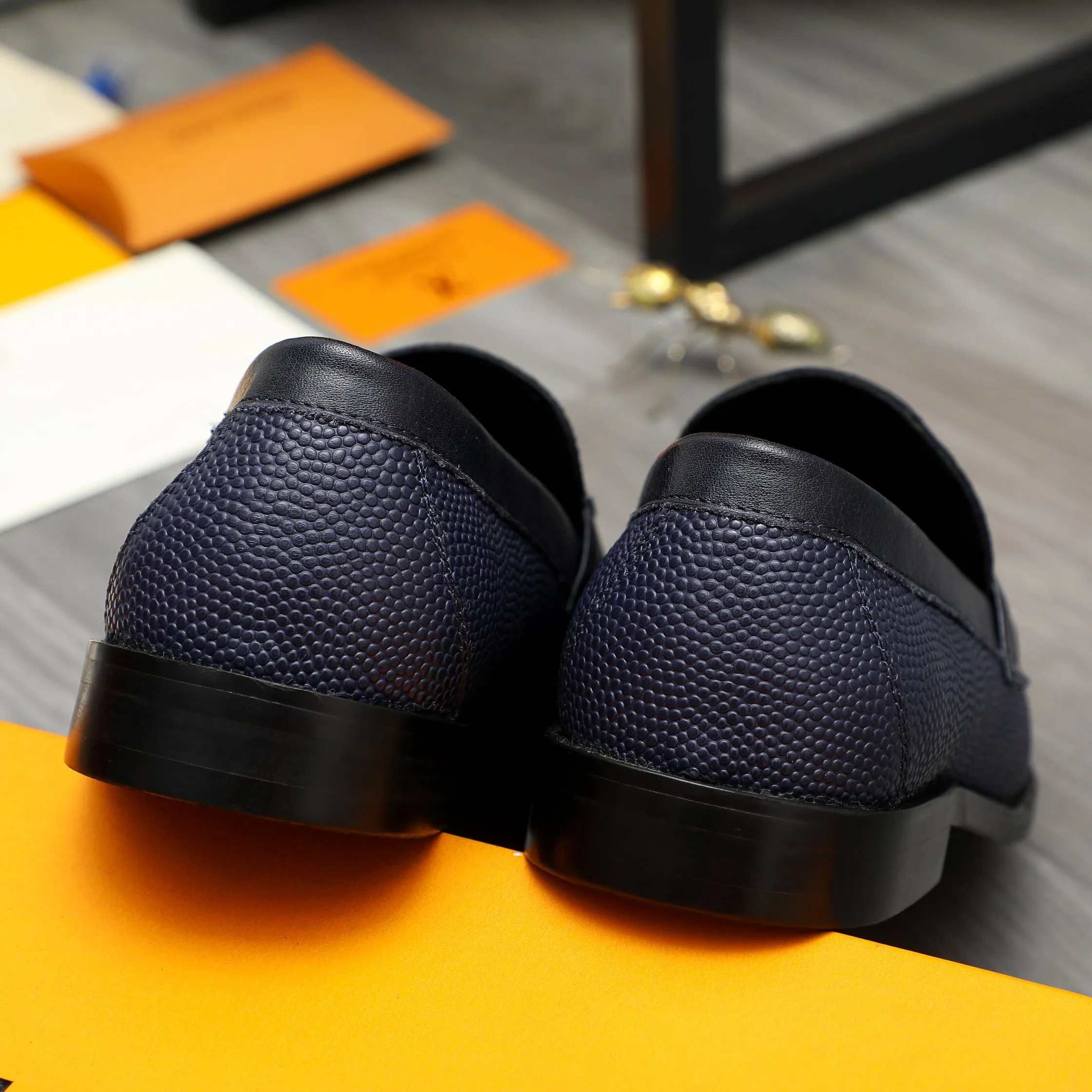 Men's shoes 💰420 Product trademark: LV "Louis Vuitton" business slip-on leather shoes Regular size: 38-45 (45 is custom-made and non-returnable) Product materials: Selected grain embossed cowhide upper, cowhide lining, original outsole